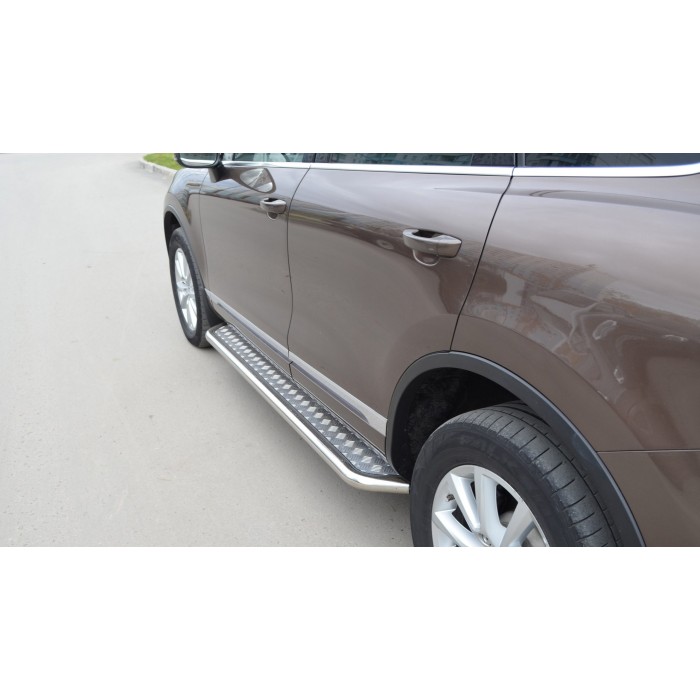 Пороги с площадкой чёрный алюминиевый лист для Volkswagen Touareg 2014-2017