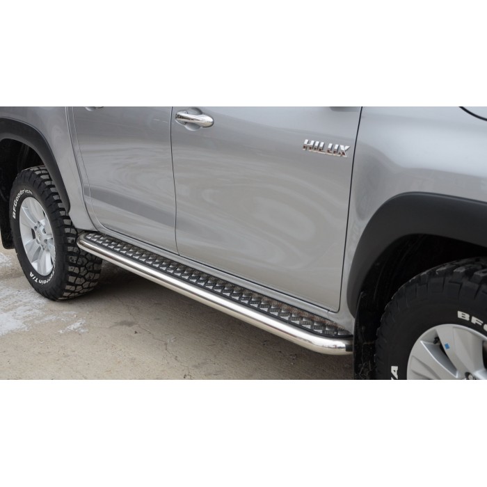 Пороги с площадкой чёрный алюминиевый лист для Toyota Hilux 2020-2024