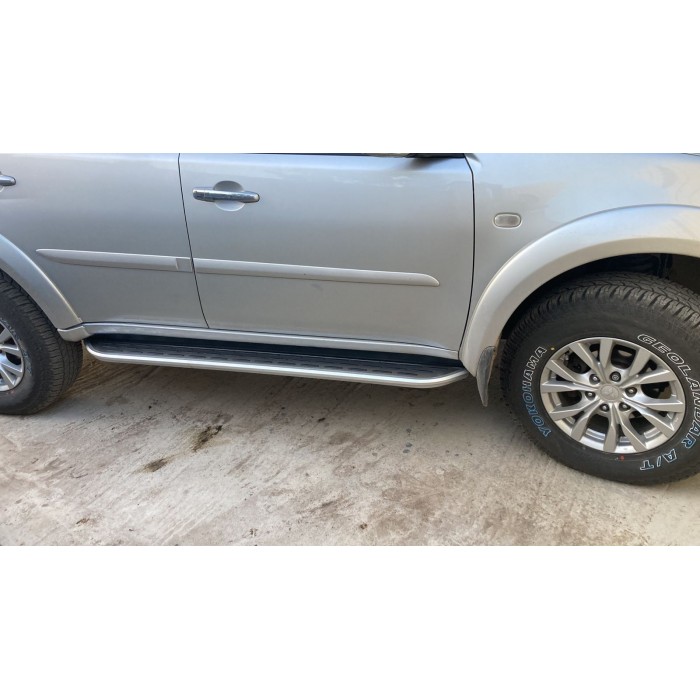 Пороги алюминиевые с нержавеющей площадкой для Mitsubishi Pajero Sport 2008-2016