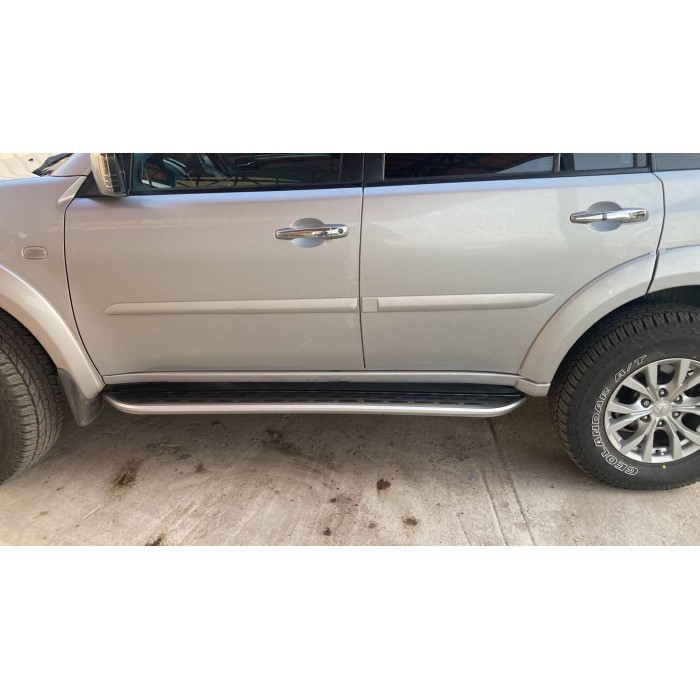 Пороги алюминиевые с нержавеющей площадкой для Mitsubishi Pajero Sport 2008-2016