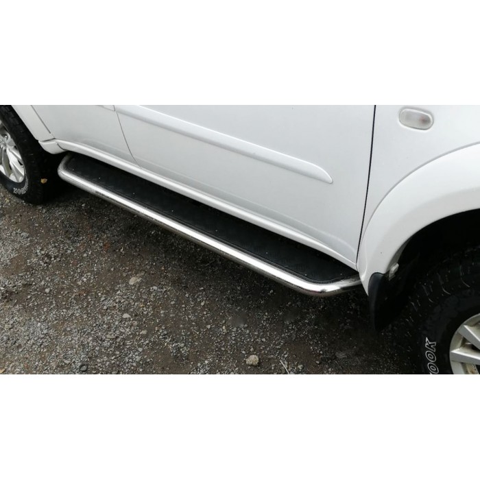 Пороги с площадкой чёрный алюминиевый лист для Mitsubishi Pajero Sport 2008-2016