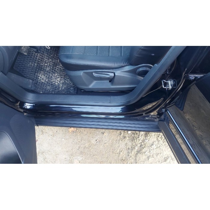 Пороги алюминиевые чёрные для Volkswagen Tiguan 2007-2011