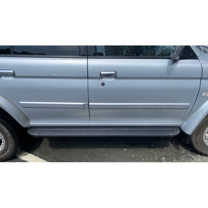 Пороги алюминиевые в полоску для Mitsubishi Pajero Sport 1998-2007