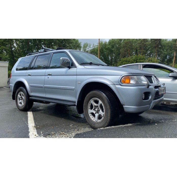 Пороги алюминиевые в полоску для Mitsubishi Pajero Sport 1998-2007