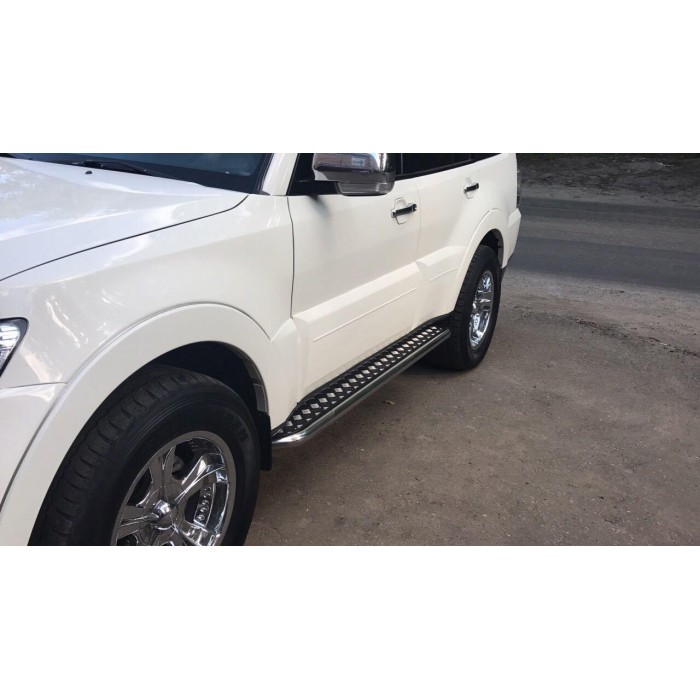 Пороги с площадкой чёрный алюминиевый лист для Mitsubishi Pajero 2006-2024