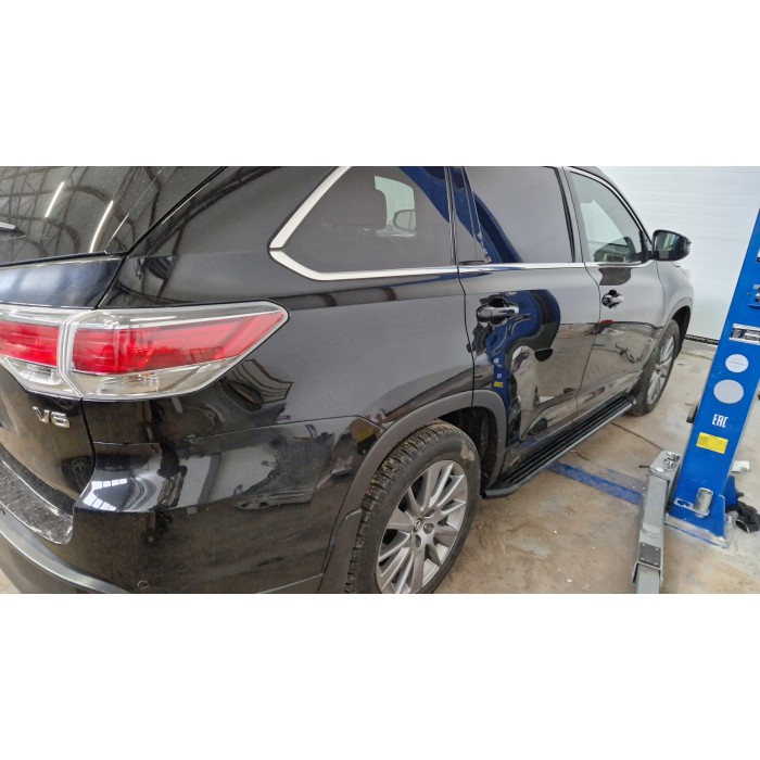 Пороги алюминиевые чёрные для Toyota Highlander 2014-2016