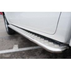 Пороги с площадкой алюминиевый лист 42 мм, вариант 1 для Toyota Hilux 2020-2022