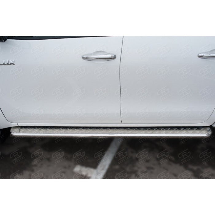 Пороги с площадкой алюминиевый лист 42 мм, вариант 2 для Toyota Hilux 2020-2023