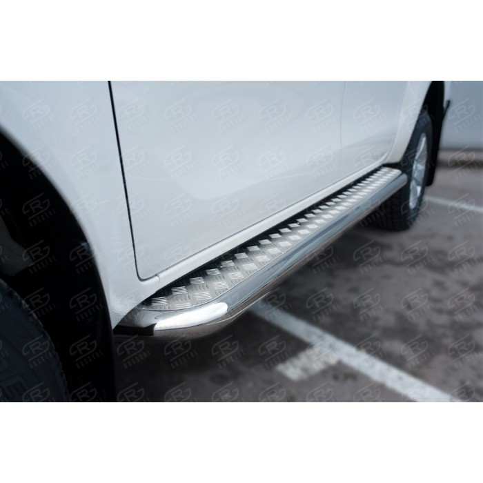 Пороги с площадкой алюминиевый лист 63 мм, вариант 1 для Toyota Hilux 2020-2023