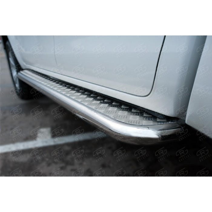 Пороги с площадкой алюминиевый лист 63 мм, вариант 1 для Toyota Hilux 2020-2023