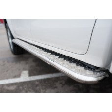 Пороги с площадкой алюминиевый лист 42 мм вариант 1 для Toyota Hilux 2015-2020
