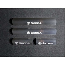 Накладки на пластиковые пороги зеркальный лист надпись Skoda для Skoda Octavia A7 2013-2020