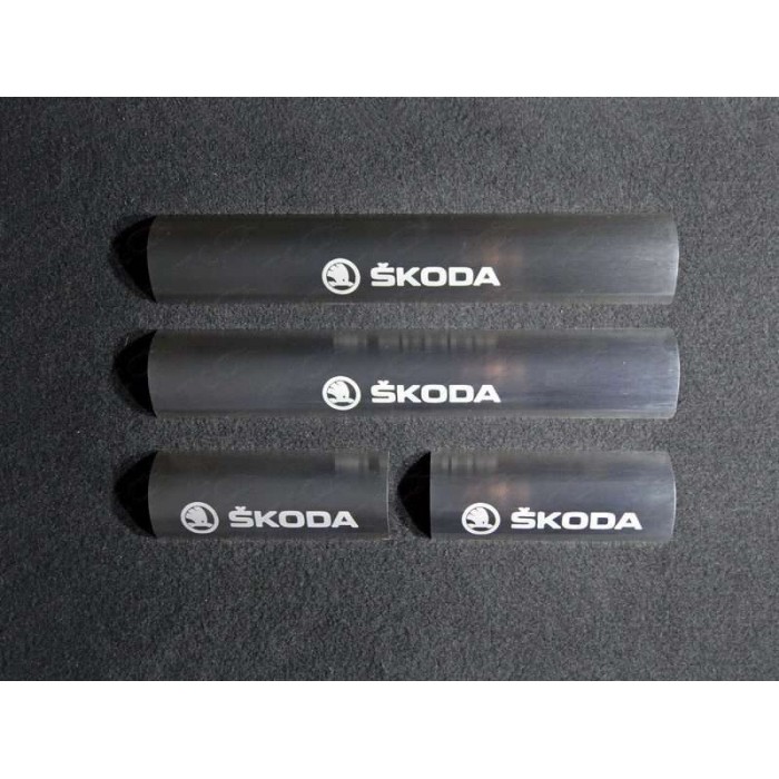 Накладки на пластиковые пороги зеркальный лист надпись Skoda для Skoda Octavia A7 2013-2020 артикул SKOOCT15-02