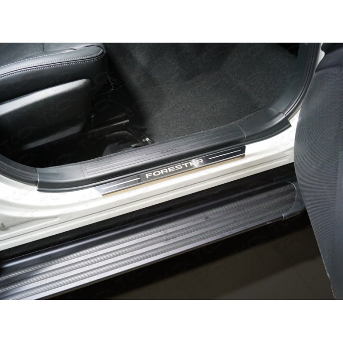 Накладки на пороги зеркальный лист надпись Forester 2 штуки для Subaru Forester SK 2018-2023 артикул SUBFOR18-10