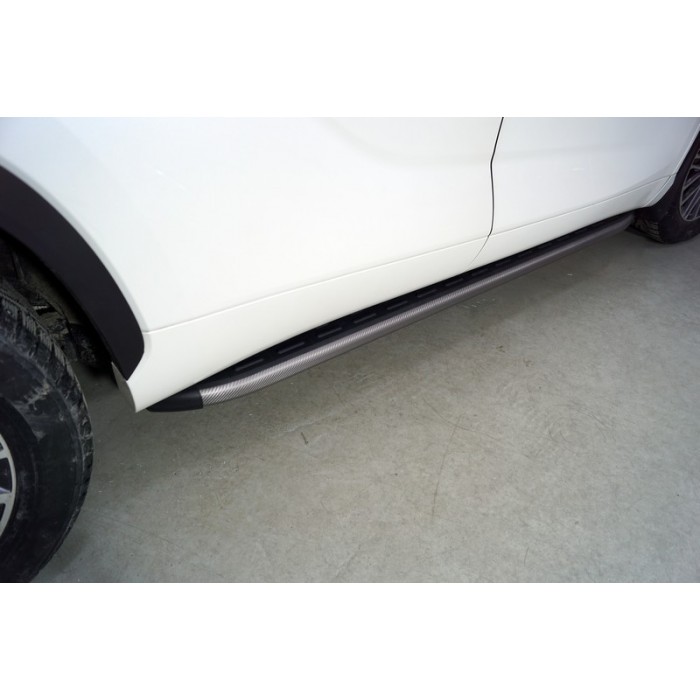 Пороги алюминиевые с пластиковой накладкой карбон серые  для Toyota Highlander 2020-2023 артикул TOYHIGHL20-21GR