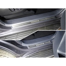 Накладки на пластиковые пороги шлифованный лист надпись Toyota 4 штуки для Toyota Land Cruiser Prado 150 2017-2022