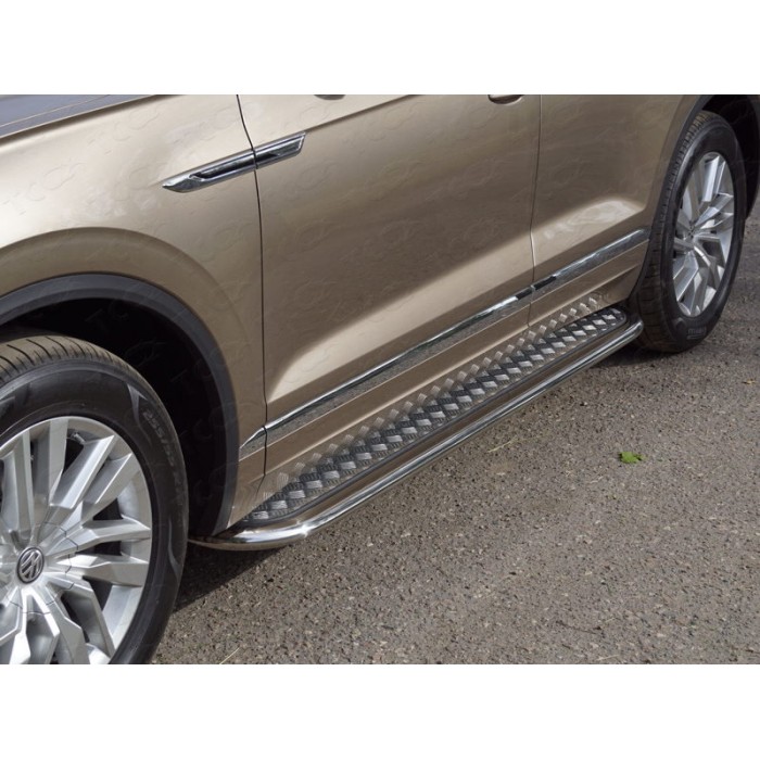 Пороги с площадкой алюминиевый лист 75х42 мм для Volkswagen Touareg 2018-2023 артикул VWTOUAR18-32