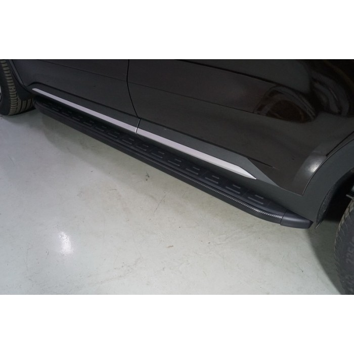 Пороги алюминиевые с пластиковой накладкой карбон черные для Kia Sorento 2020-2023 артикул KIASOR20-15BL