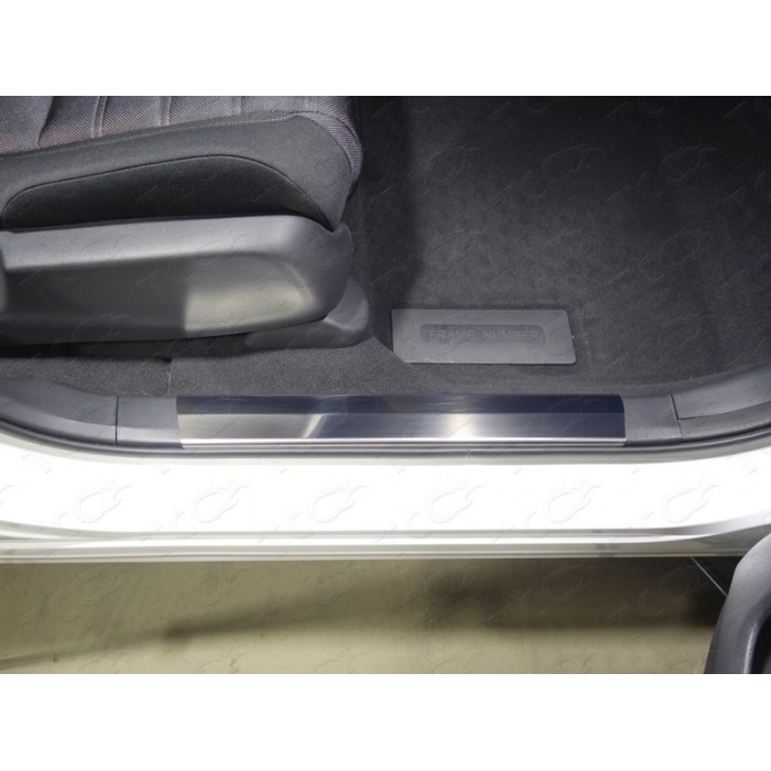 Накладки на пластиковые пороги лист зеркальный 2 шт для Honda CR-V 2017-2023 артикул HONCRV17-01