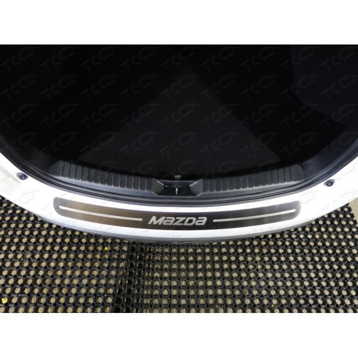 Накладка на задний бампер шлифованный лист надпись Mazda для Mazda CX-5 2018-2023 артикул MAZCX517-14