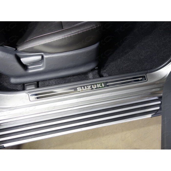 Накладки на пластиковые пороги зеркальный лист надпись Suzuki 2 штуки для Suzuki Jimny 2012-2018 артикул SUZJIM16-09