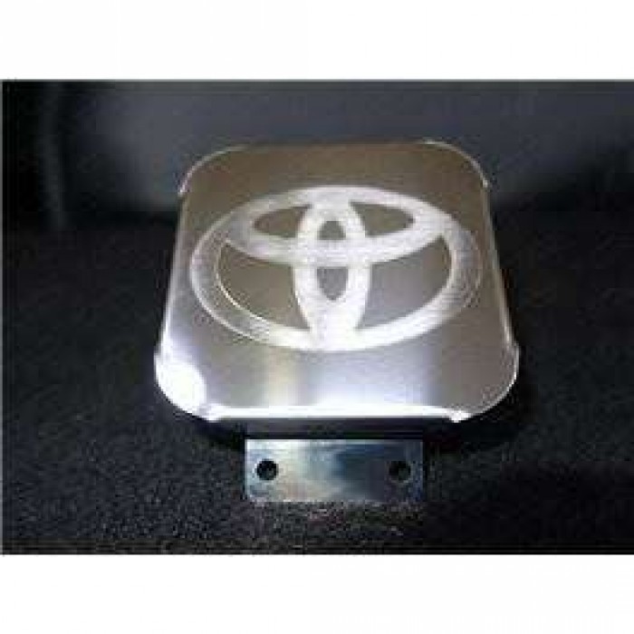 Заглушка на фаркоп с логотипом Toyota из нержавеющей стали для Toyota Land Cruiser 200 2015-2023 артикул TCUZTOY1