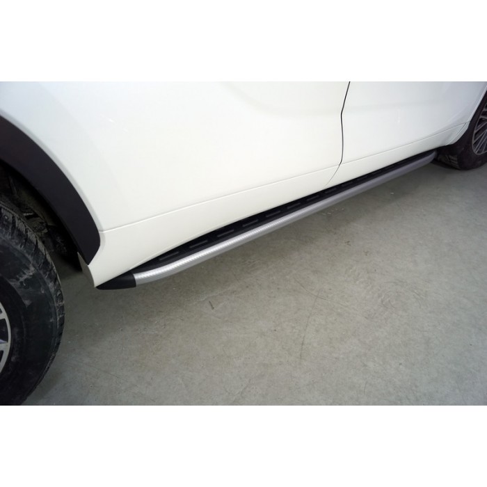 Пороги алюминиевые с пластиковой накладкой карбон серебро  для Toyota Highlander 2020-2023 артикул TOYHIGHL20-21SL