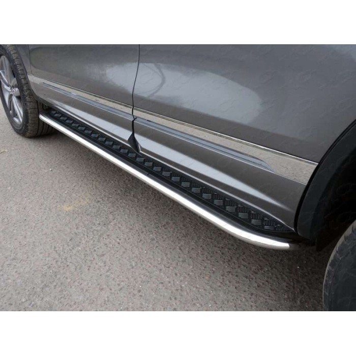 Пороги овал с площадкой алюминиевый лист 75х42 мм для Volkswagen Touareg R-Line 2014-2017 артикул VWTOUARRL14-27