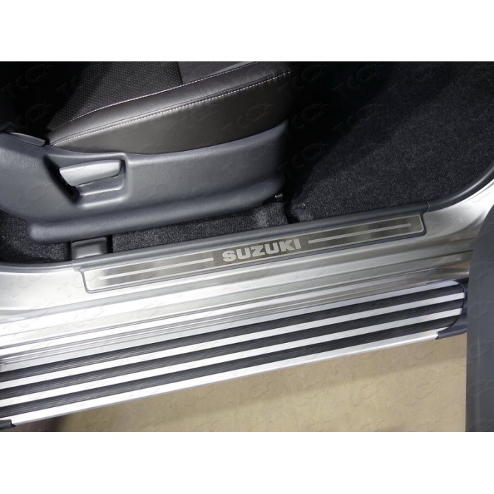 Накладки на пластиковые пороги шлифованный лист надпись Suzuki 2 штуки для Suzuki Jimny 2012-2018 артикул SUZJIM16-10