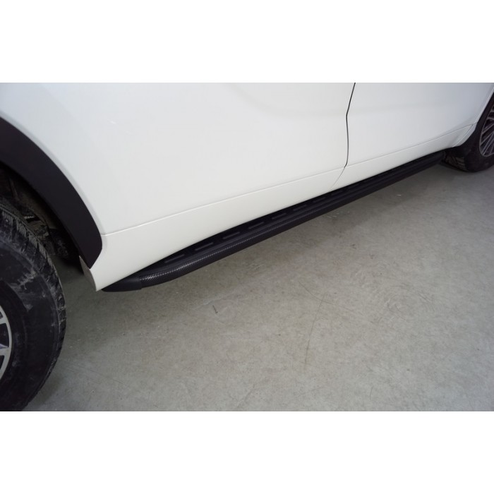 Пороги алюминиевые с пластиковой накладкой карбон черные  для Toyota Highlander 2020-2023 артикул TOYHIGHL20-21BL