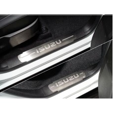Накладки на пластиковые пороги шлифованные с логотипом 4 шт на 3.0 для Isuzu D-MAX 2019-2023