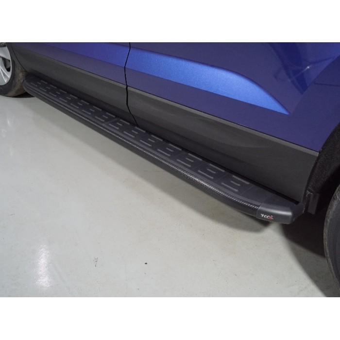 Пороги алюминиевые ТСС с накладкой чёрные для Volkswagen Taos 2021-2023