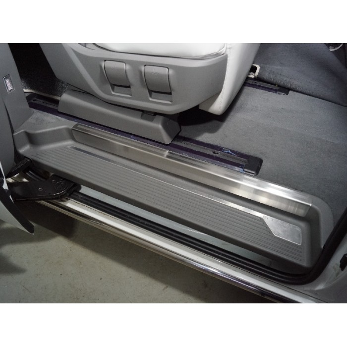 Накладки на задние пороги шлифованные с полосой 2 шт для Hyundai Staria 2021-2023