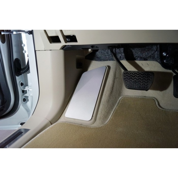 Накладка площадки левой ноги (лист алюминий) 4 мм для Toyota Land Cruiser 300 2021-2023