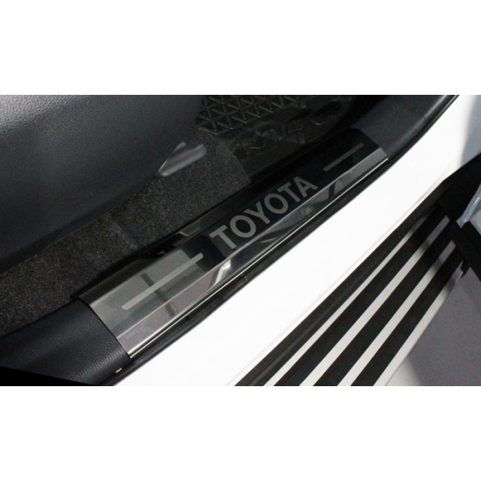 Накладки на пластиковые пороги лист зеркальный надпись Toyota 4 шт для Toyota RAV4 2019-2023 артикул TOYRAV19-03