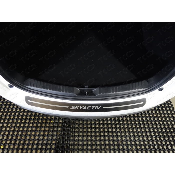 Накладка на задний бампер шлифованный лист надпись Skyactiv для Mazda CX-5 2018-2023 артикул MAZCX517-16