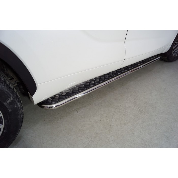 Пороги с площадкой алюминиевый лист 42 мм для Toyota Highlander 2020-2023 артикул TOYHIGHL20-15