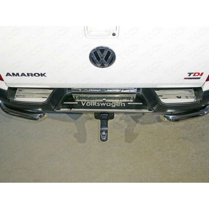 Накладка на задний бампер зеркальный лист надпись Volkswagen для Volkswagen Amarok 2016-2023 артикул VWAMAR17-51