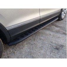 Пороги алюминиевые ТСС с накладкой чёрный карбон (авто с брызговиками) для Volkswagen Tiguan 2016-2023