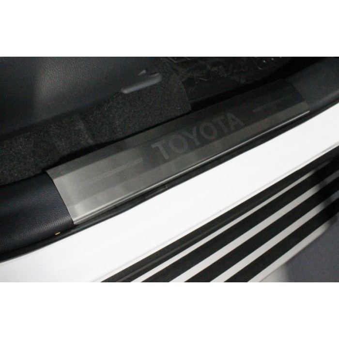 Накладки на пластиковые пороги лист шлифованный надпись Toyota 4 шт для Toyota RAV4 2019-2023 артикул TOYRAV19-04