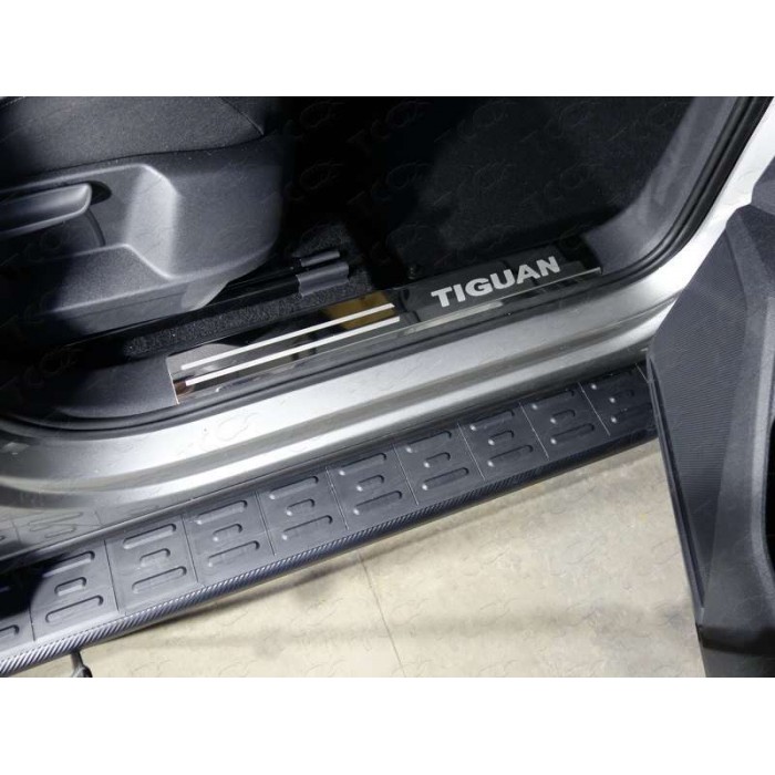 Накладки на пластиковые пороги зеркальный лист надпись Tiguan 2 шт для Volkswagen Tiguan 2016-2023 артикул VWTIG17-26
