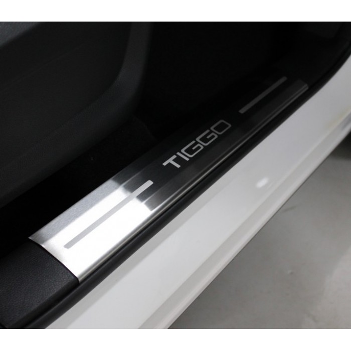 Накладки на пластиковые пороги лист шлифованный надпись Tiggo 4 шт для Chery Tiggo 7 Pro 2020-2023 артикул CHERTIG7P20-15