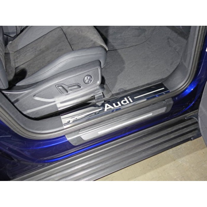 Накладки на пороги на пластик зеркальный лист надпись Audi 2 штуки для Audi Q5 2016-2023 артикул AUDIQ517-06