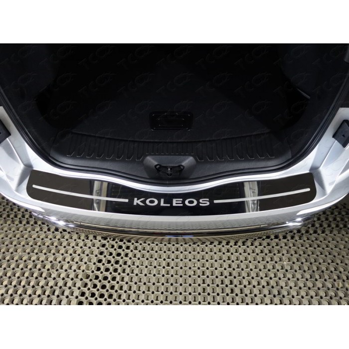 Накладка на задний бампер зеркальный лист надпись Koleos для Renault Koleos 2018-2023 артикул RENKOL17-17