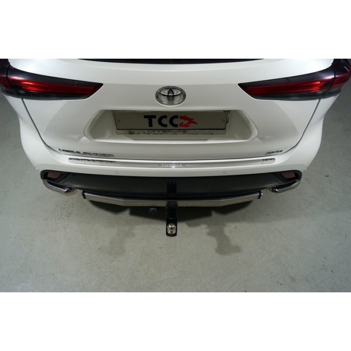 Накладка на задний бампер лист зеркальный надпись Toyota  для Toyota Highlander 2020-2023 артикул TOYHIGHL20-07