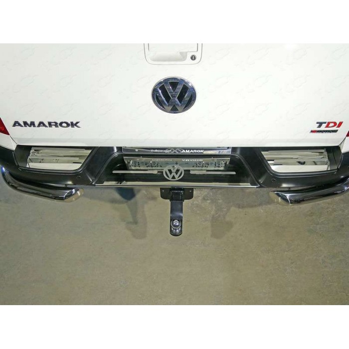 Накладка на задний бампер зеркальный лист лого Volkswagen для Volkswagen Amarok 2016-2023 артикул VWAMAR17-53