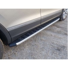 Пороги алюминиевые ТСС с накладкой серебрянный карбон (авто с брызговиками) для Volkswagen Tiguan 2016-2023