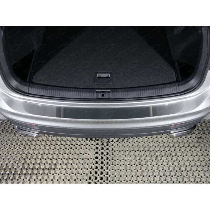 Накладка на задний бампер шлифованный лист для Volkswagen Tiguan 2016-2023 артикул VWTIG17-37