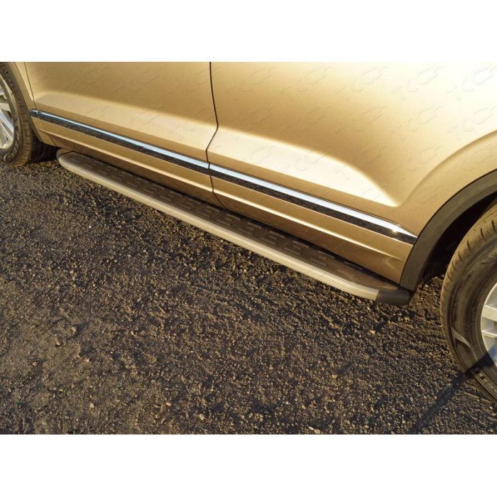 Пороги алюминиевые с накладкой ТСС серые для Volkswagen Touareg 2018-2023 артикул VWTOUAR18-35GR