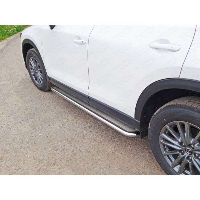 Пороги с площадкой нержавеющий лист 42 мм для Mazda CX-5 2018-2023 артикул MAZCX517-20